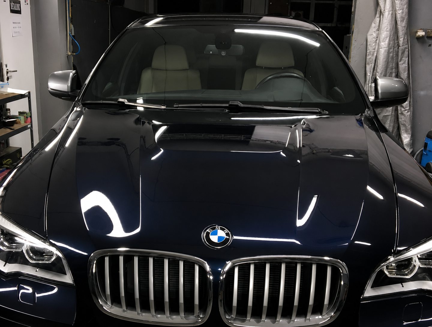 BMW после полировки кузова Полировка кузова Odolena Voda u Prahy - черный BMW после профессиональной полировки капота